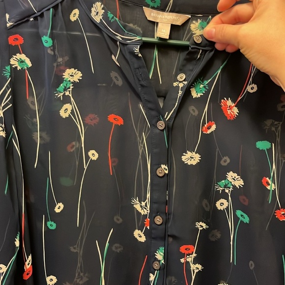 Banana Republic Navy Floral Blouse size medium - Picture 4 of 9